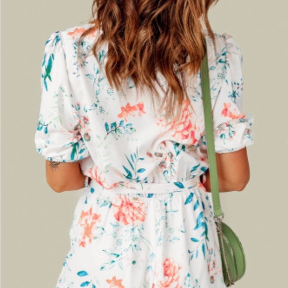 ‼️🌸Floral Print Puff Sleeves Romper 🌸‼️ - Picture 2 of 12